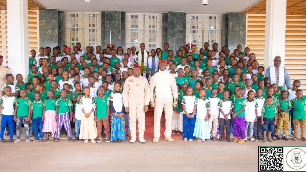 Le capitaine Ibrahim Traoré rencontre les pupilles de la nation, une photo de famille à l'issue de la rencontre