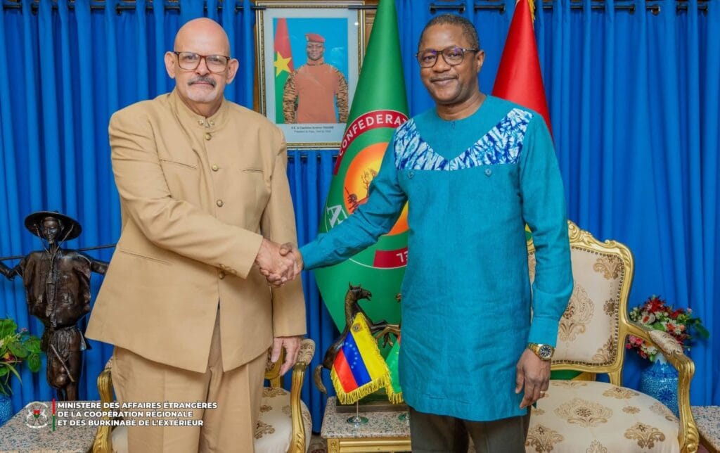 le nouveau Chargé d'Affaires de l'ambassade du Venezuela prend langue avec le Chef de la diplomatie burkinabè