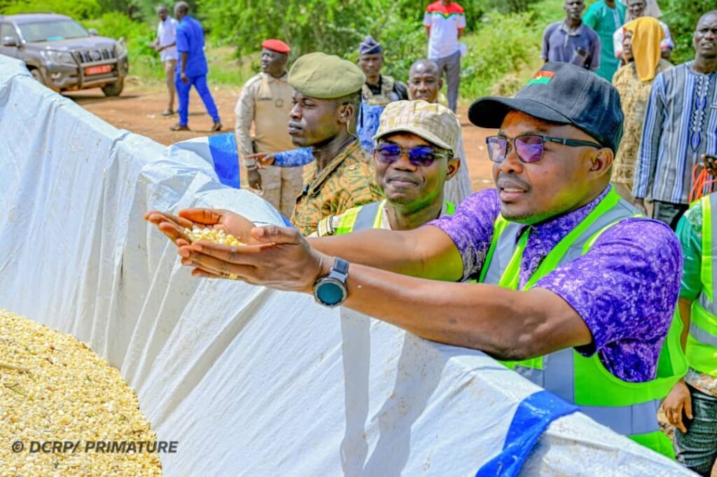 Le Camarade Premier ministre, Chef du Gouvernement, Rimtalba Jean Emmanuel Ouédraogo, constatant la qualité des grains de maïs récoltés et décortiqués.